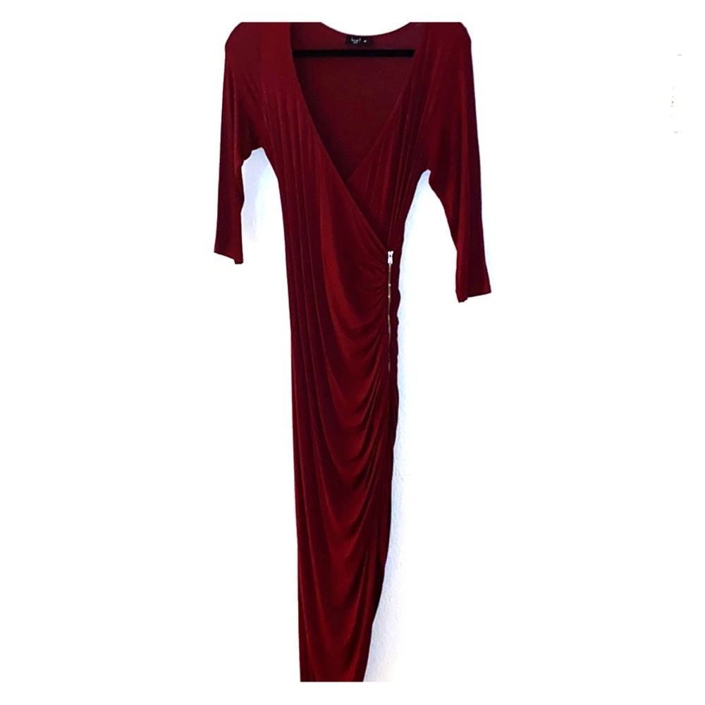 Cute dress with slit form fitting.